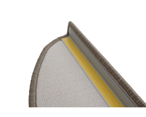 Detaljbild av ett trappsteg med matta