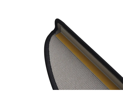 Detaljvy av ett trappsteg av matta med tejp