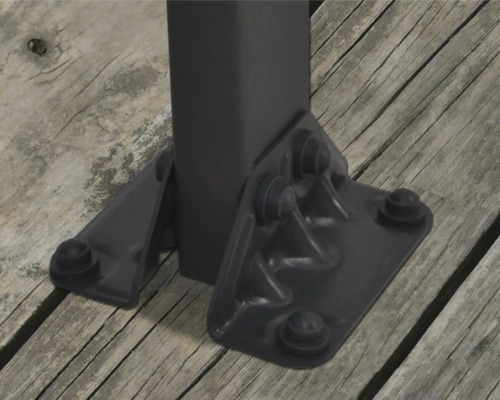 Detaljvy av en stolpfäste på ett trädäck