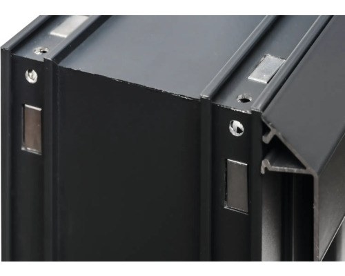 Detaljvy av svart aluminiumprofil med magneter och skruvhål
