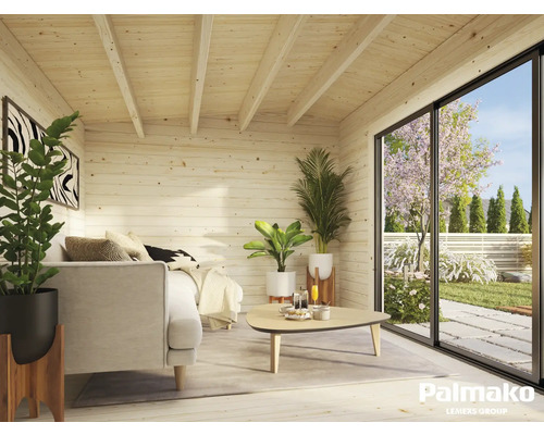 Interiör av ett trädgårdshus i trä med soffa, bord och panoramafönster med utsikt över trädgården.