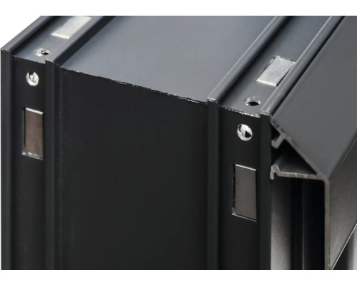 Detaljvy av en aluminiumram med magneter och skruvhål