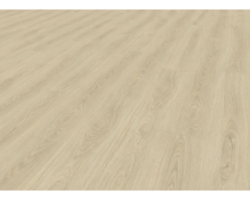 Närbild av ett ljust laminatgolv med trästruktur