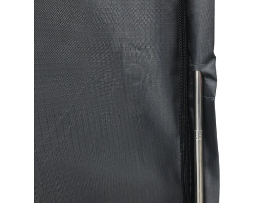 Detaljvy av ett tygöverdrag med dragkedja och metallstång