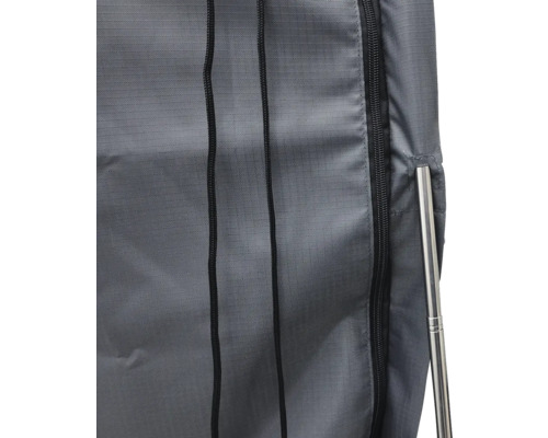 Detaljvy av en grå textilgarderob med dragkedja och metallstång.