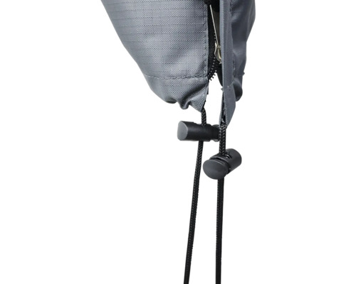 Detaljbild av en presenning med dragkedja och dragsko.