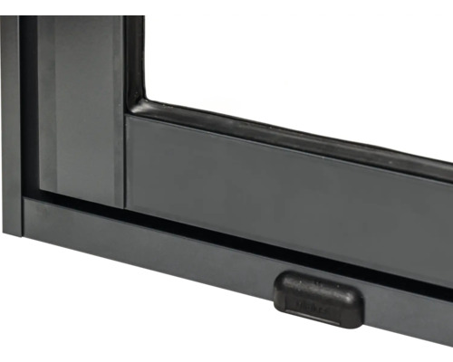 Detaljvy av fönster med ram och handtag