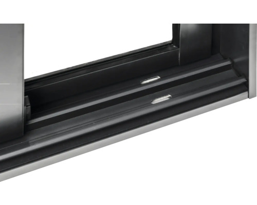 Detaljvy av en fönsterkarm med styrskena.