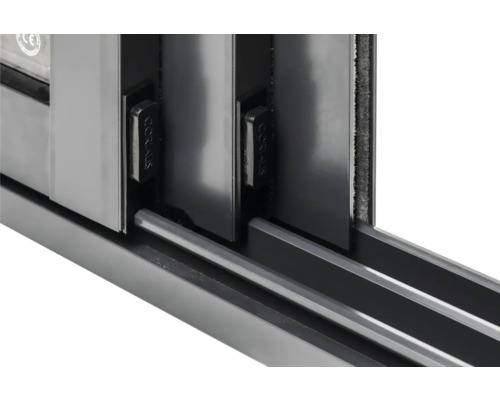 Detaljvy av skjutdörr med styrskena