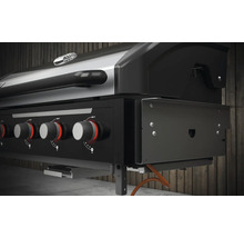 Gasolgrill med flera brännare och kontrollknappar
