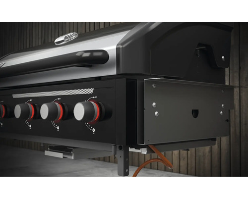 Gasolgrill med flera brännare och kontrollknappar