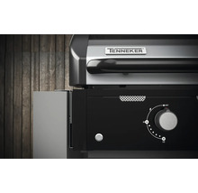 Detaljvy av Tenneker gasolgrill med kontrollpanel och temperaturregulator