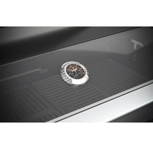 Detaljvy av en grilltermometer i en grill