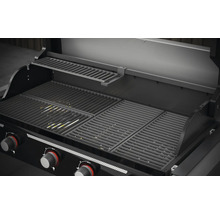 Inre vy av en gasgrill med grillgaller och värmegaller
