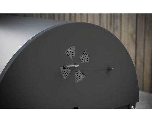 Detaljvy av en kolgrill med ventilationssystem