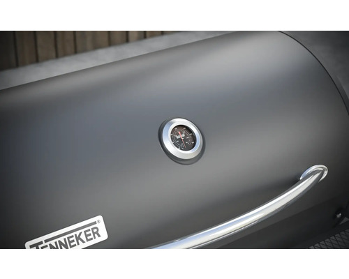 Detaljvy av grill med termometer och handtag