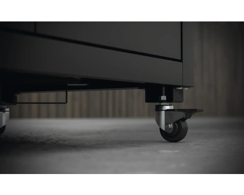 Närbild av ett verkstadsskåp med hjul