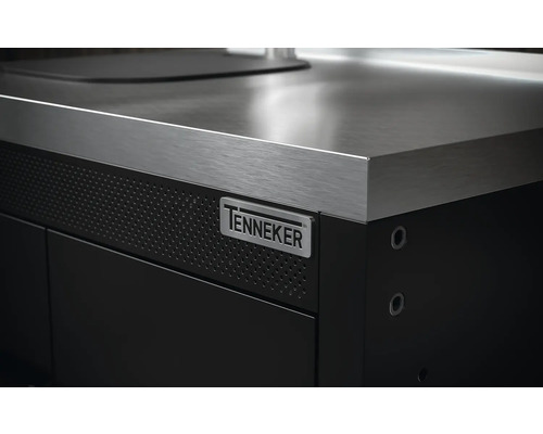Detaljvy av ett svart verkstadsskåp med arbetsbänk i rostfritt stål och Tenneker-logotyp