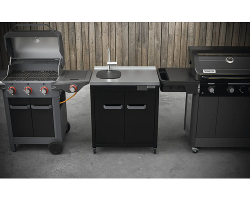 Bild av ett utekök med gasolgrill, diskho och arbetsyta.