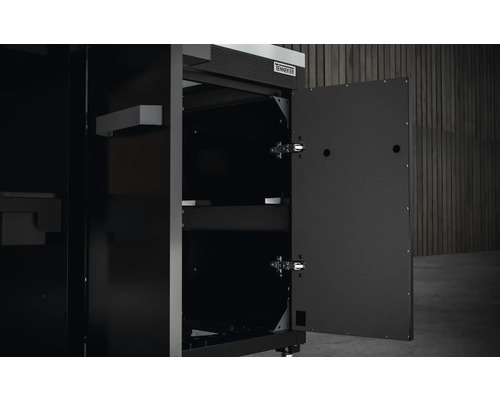 Verkstadsskåp med öppen dörr och hyllor