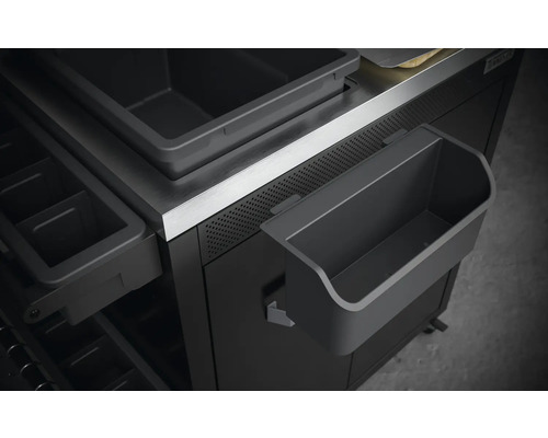 Närbild av en svart köksö med förvaringsbehållare