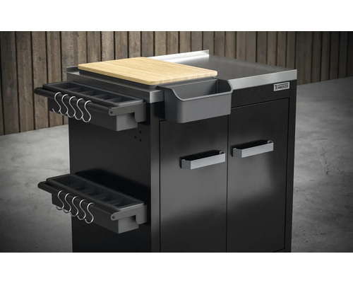 Svart grillbord med skärbräda och förvaringslösningar