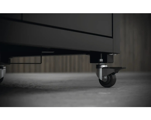 Detaljvy av hjulen på ett verkstadsskåp