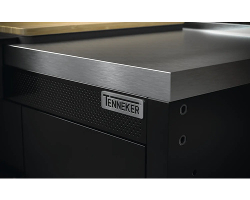 Detaljvy av ett svart verkstadsskåp med arbetsbänk i rostfritt stål och Tenneker logotyp