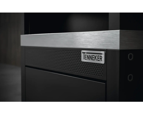 Detaljvy av ett svart grillskåp med arbetsbänk och Tenneker logotyp