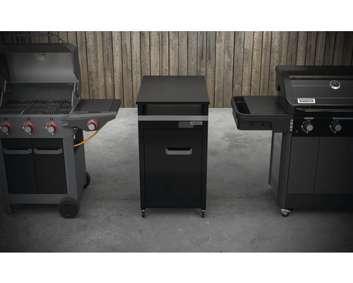 Två gasolgrillar flankerar ett svart grillskåp med låda på hjul.
