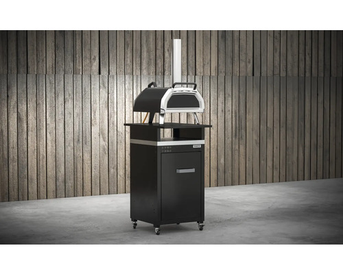 Pizza ugn med underrede framför en trävägg