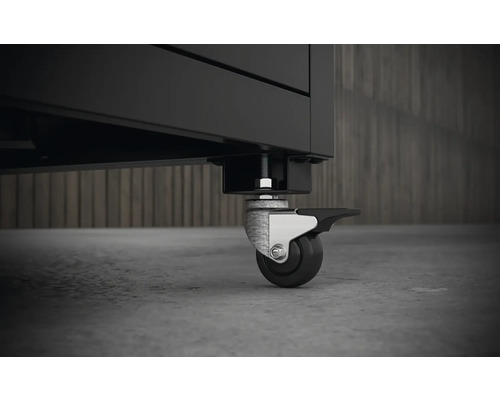 Detaljvy av en arbetsbänk med hjul och parkeringsbroms.