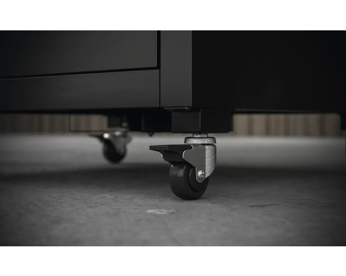 Hjul under ett verkstadsskåp för enkel rörlighet