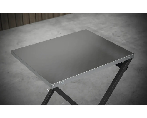 Silverfärgat campingbord med mörk ram