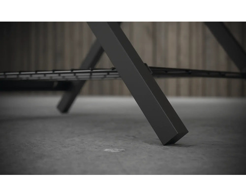 Detaljbild av benet på ett bord med metallram