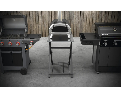 Tre olika grillar i en utomhusmiljö: gasolgrill, pizzaugn och ytterligare en grill.