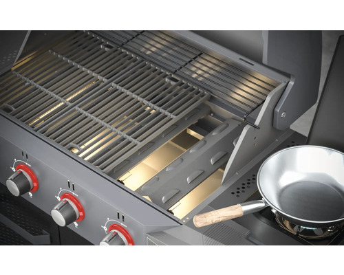 Detaljvy av en gasolgrill med grillgaller och en kastrull