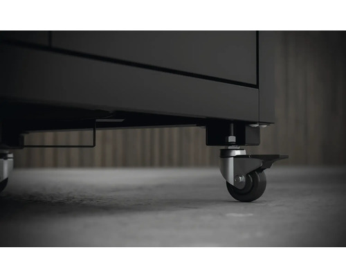 Detaljbild av hjulen på en verkstadsvagn