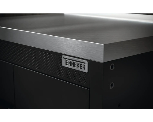 Detaljvy av en arbetsbänk med arbetsyta i rostfritt stål och Tenneker logotyp