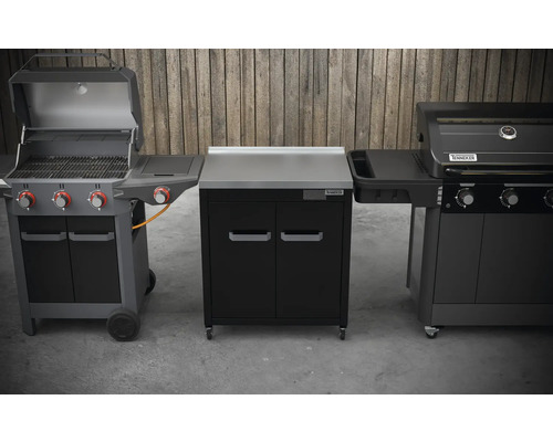 Tre grillapparater med förvaring utomhus mot en trävägg