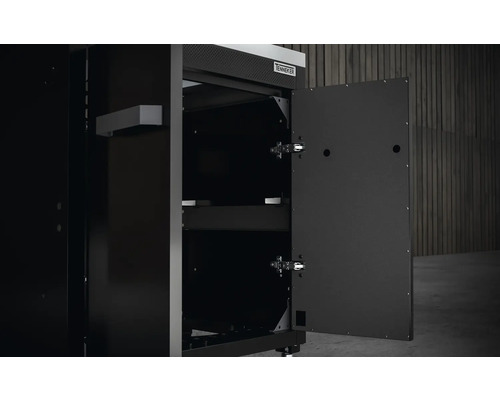 Svart Tennker pelletförråd med öppen dörr