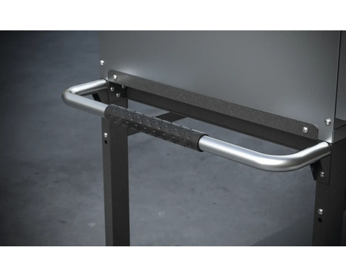 Detalj av en grillvagn med handtag och hylla