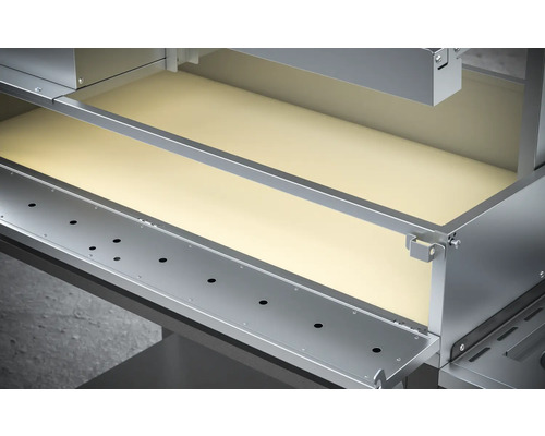 Inre vy av metallgrill med hyllor