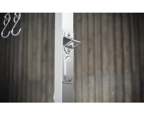 Detaljvy av ett dörrlås med spärr och hängkrokar