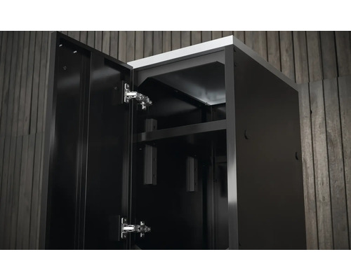 Öppet verktygsskåp med hyllor