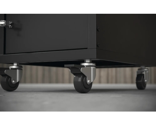 Detaljbild av verktygsvagnshjul för rörlighet.