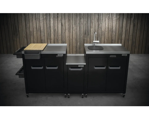 Grillkök med diskho, förvaringsutrymme och skärbräda