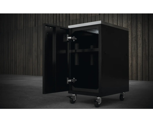 Svart verkstadsskåp med hjul och öppen dörr