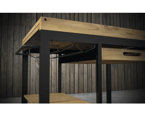 Detaljvy av en serveringsvagn med träskiva och glashållare