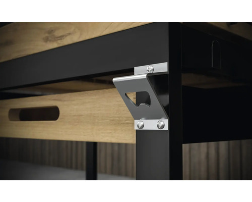 Detaljvy av ett bord med en integrerad flasköppnare på benet.